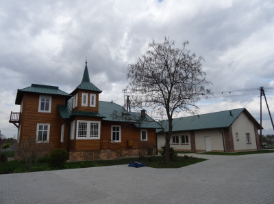 Widok na dom od południowego wschodu, w tle jeden z budynk&oacute;w dawnego przedsiębiorstwa. Materiały Biura Miejskiego Konserwatora Zabytk&oacute;w UM Rzeszowa